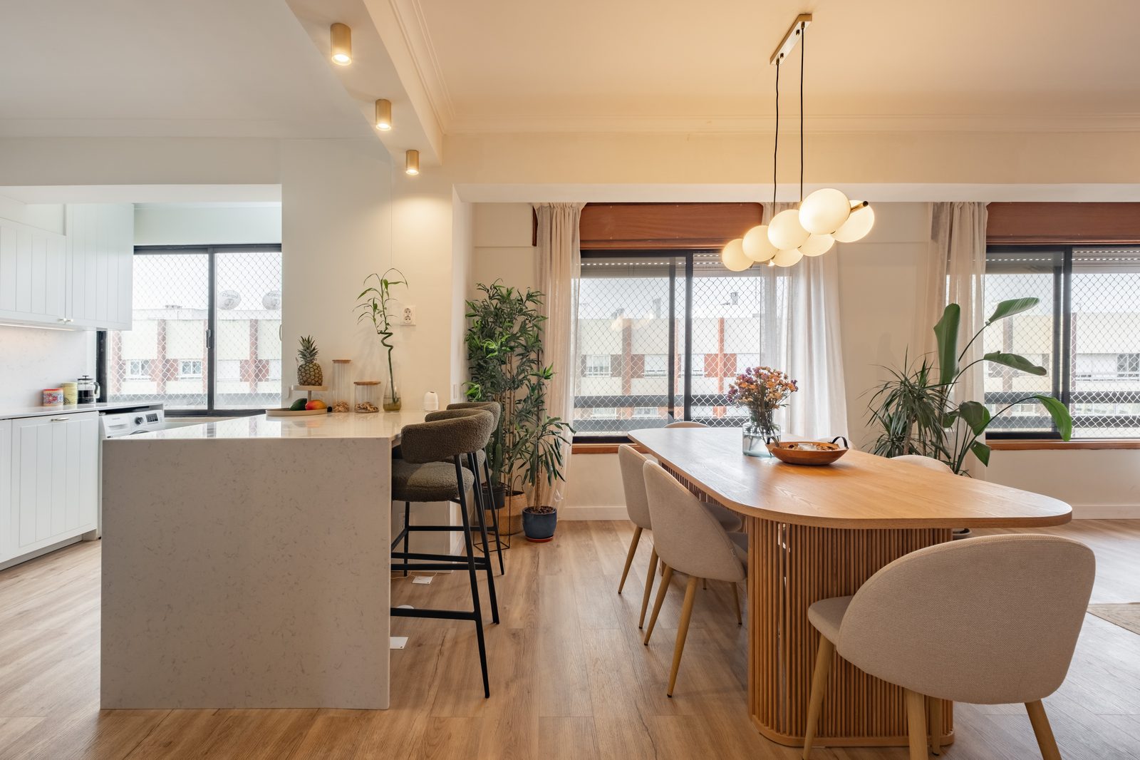 Sala aberta sobre a cozinha do T3 na Quinta do Marquês